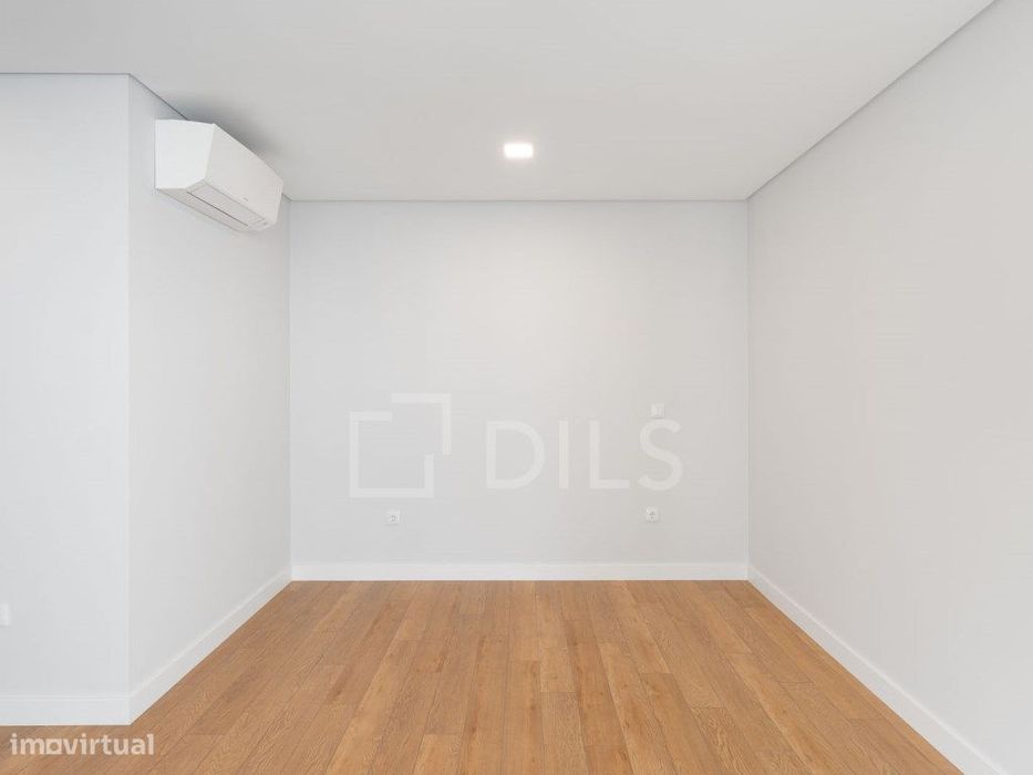 Apartamento T2 novo, na Parede, junto praia, com garagem e elevador