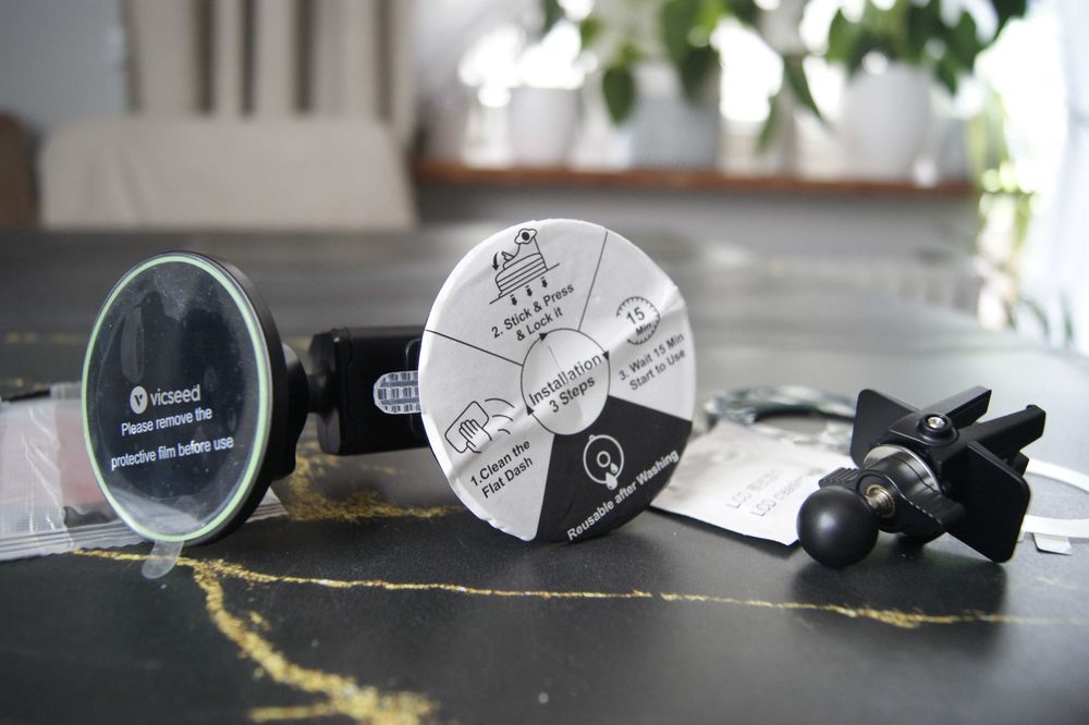 Magnetyczny uchwyt samochodowy na telefon. Z uchwytem  MagSafe