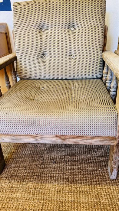 Par de Poltronas  em Madeira Maciça e Estofado