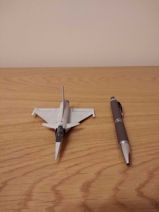Avião em papel baseado no Mirage 2000