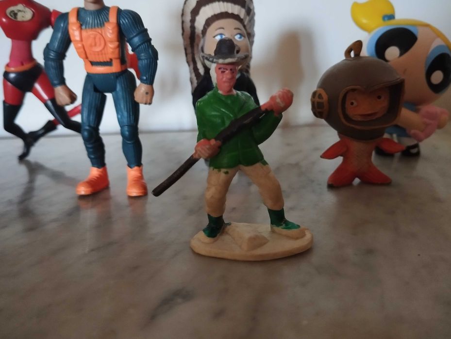 Lote de figuras colecionáveis.