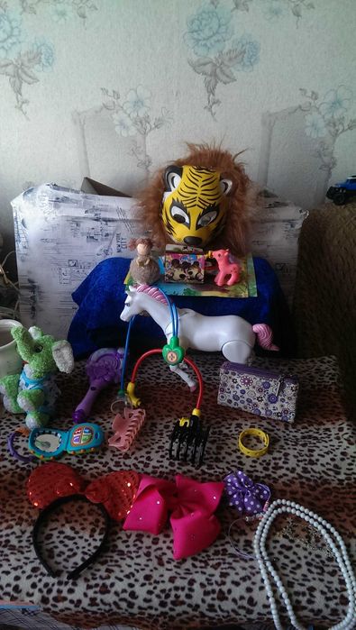 Большой игровой лот игрушек, заколки, браслеты, обручи и другое..