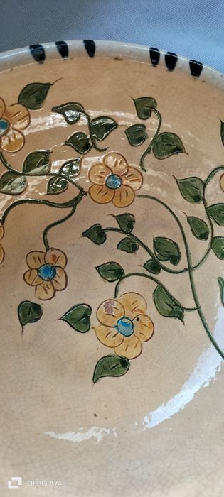 tigela ou alguidar antigo em barro vidrado, pintado à mão, típico da olaria tradicional e cerâmica popular portuguesa