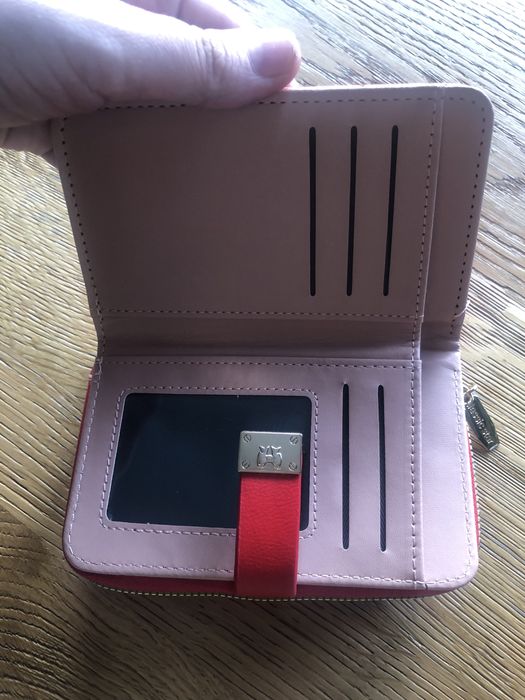 Czerwony nowy portfel z kokardką
