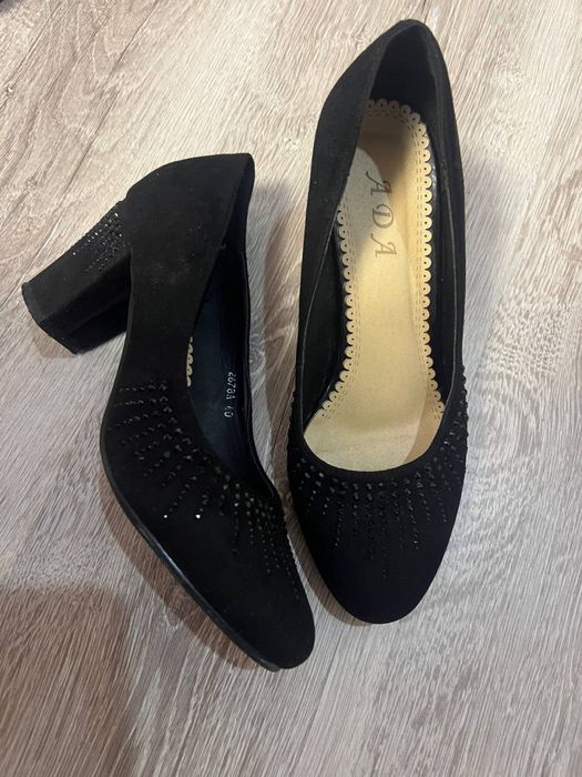 Нові шльопанці та елегантні туфлі