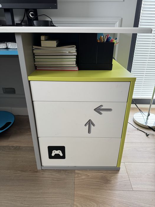 Komplet mebli biurko gamingowe, łóżko kanapa, półka, dywan