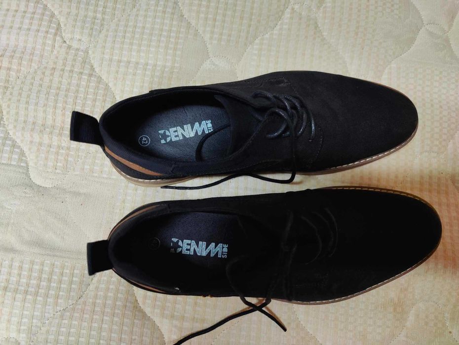 Sapatos pretos novos, tamanho 42