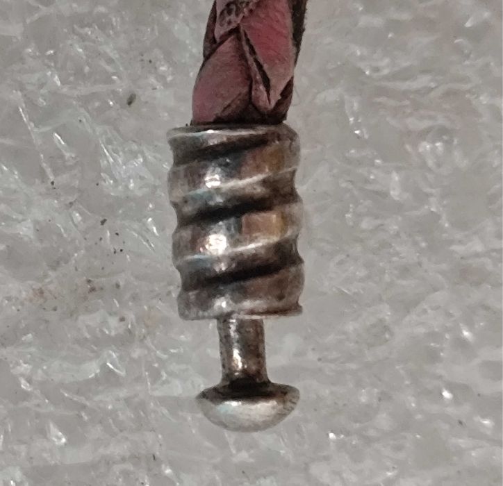Pulseira pandora em couro com fecho em prata