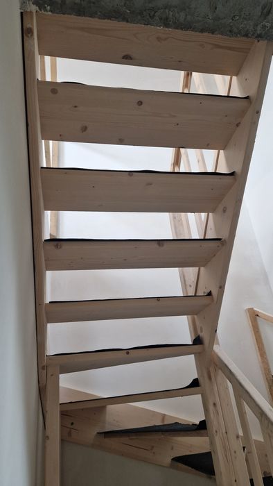 Schody sosnowe – 2 kondygnacje