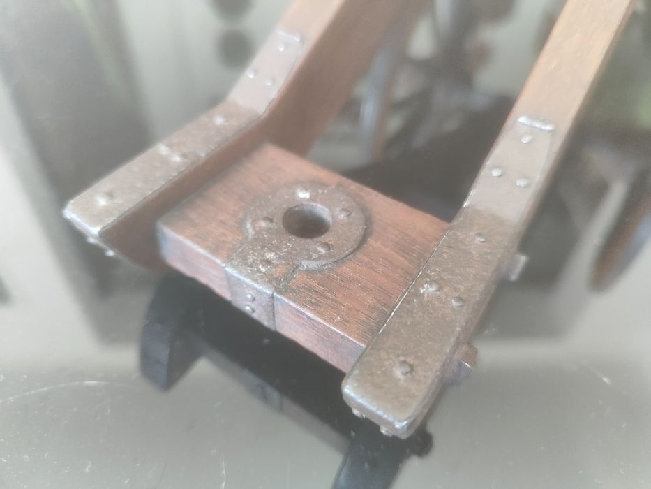 Modelo de canhão em bronze.
