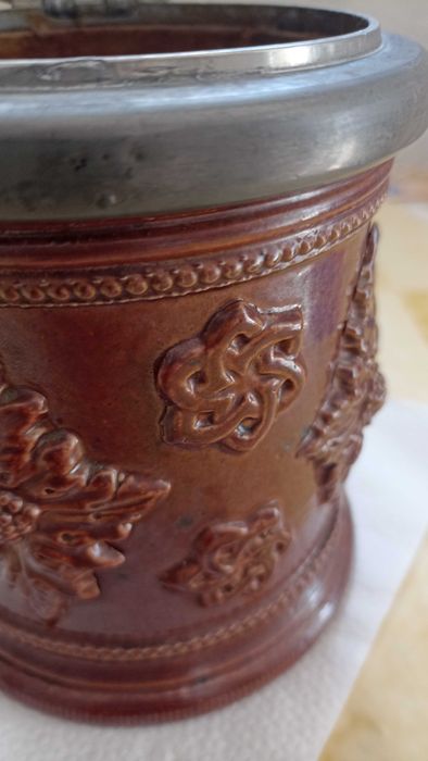 Pote tabaco antigo em grés e chope cerveja