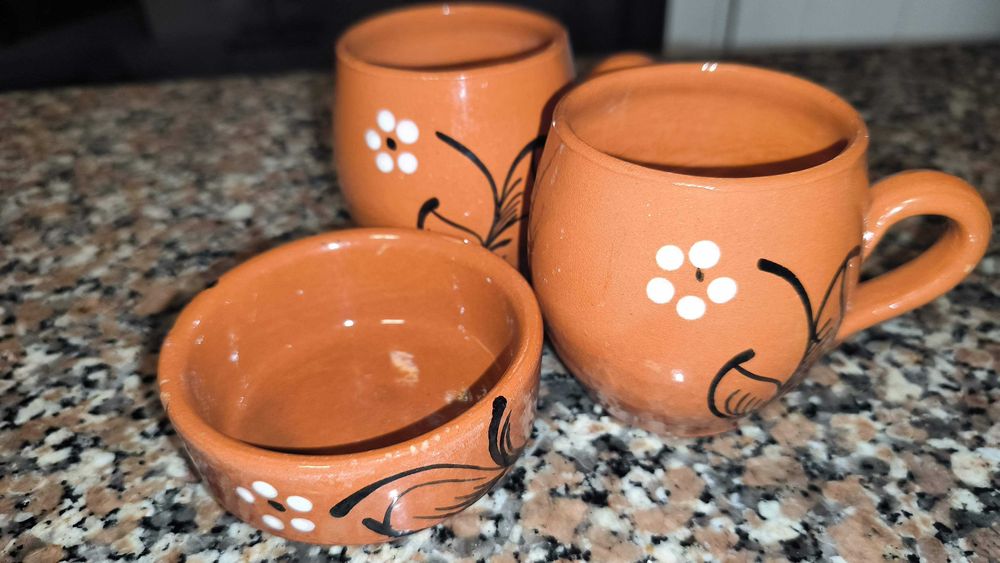 Conjunto de louça tradicional de barro