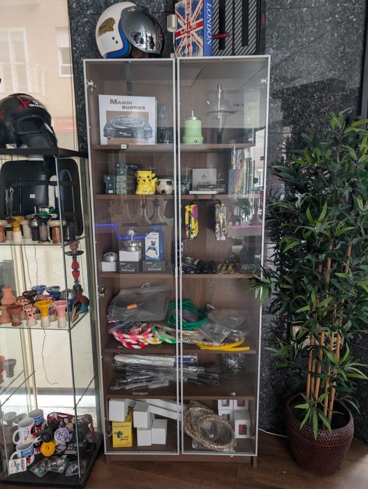 Móvel expositor com portas de vidro