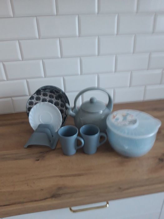 Czajnik, kubki, osuszacz i stojak .