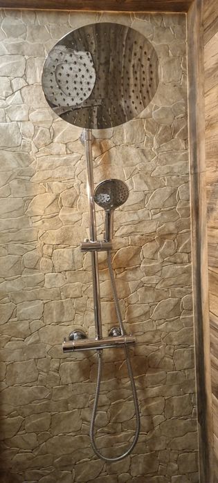 Zestaw prysznicowy z dużą deszczownicą.