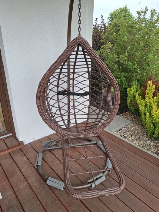 Fotel wiszący kokon na stelażu z podnóżkiem.