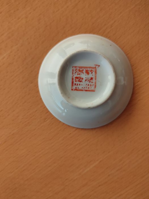 Pote e pequenas taças em porcelana de Macau.