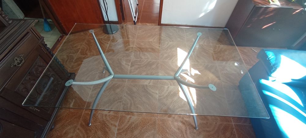 Mesa com tampo em vidro temperado, com estrutura em alumínio cinza