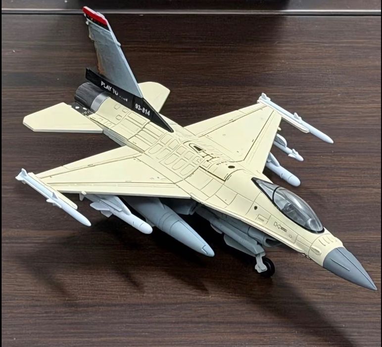Модель літака винищувача F-16 / маштаб 1:72