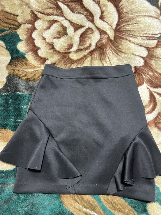 Спідниця міні Guess чорна з воланами, розмір XS/S