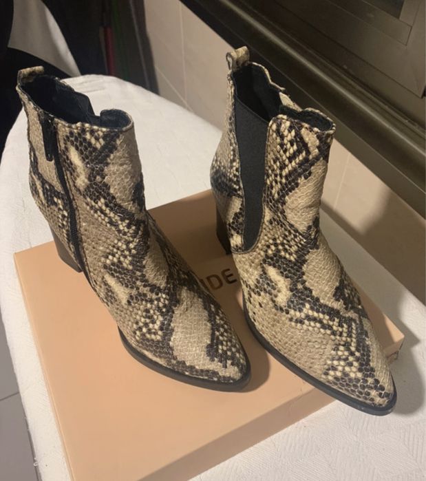 Botas de cano pelo tornozelo marca Foreva tamanho 36