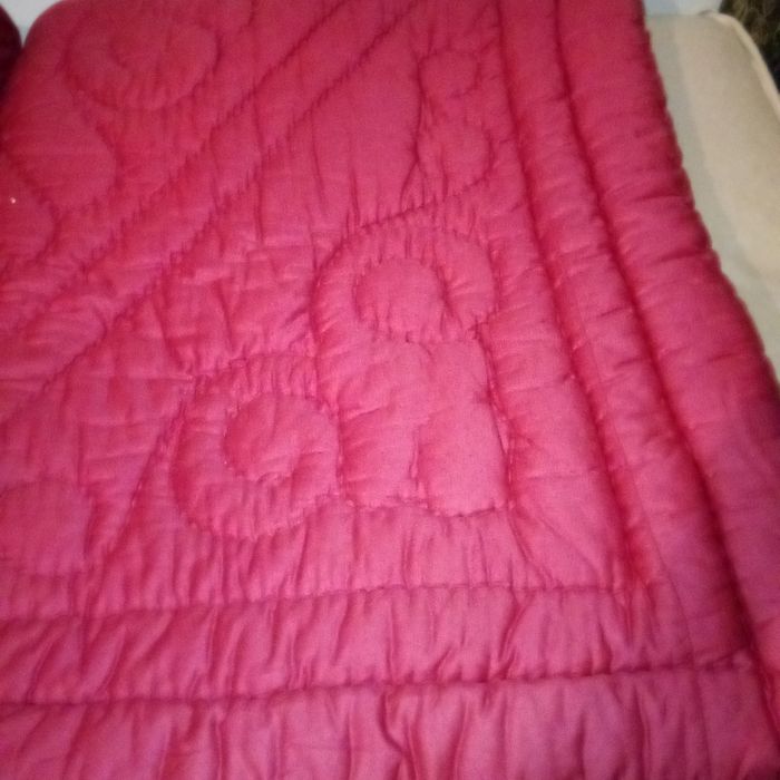 Атласна ватна ковдра - 1,95м. × 1,60м.. Товщина - 3-4см.