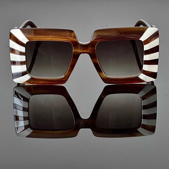 „Metropolitan Mirage”  Luksusowe okulary przeciwsłoneczne w stylu modern glamour z artystyczną oprawą retro-futurystyczną.