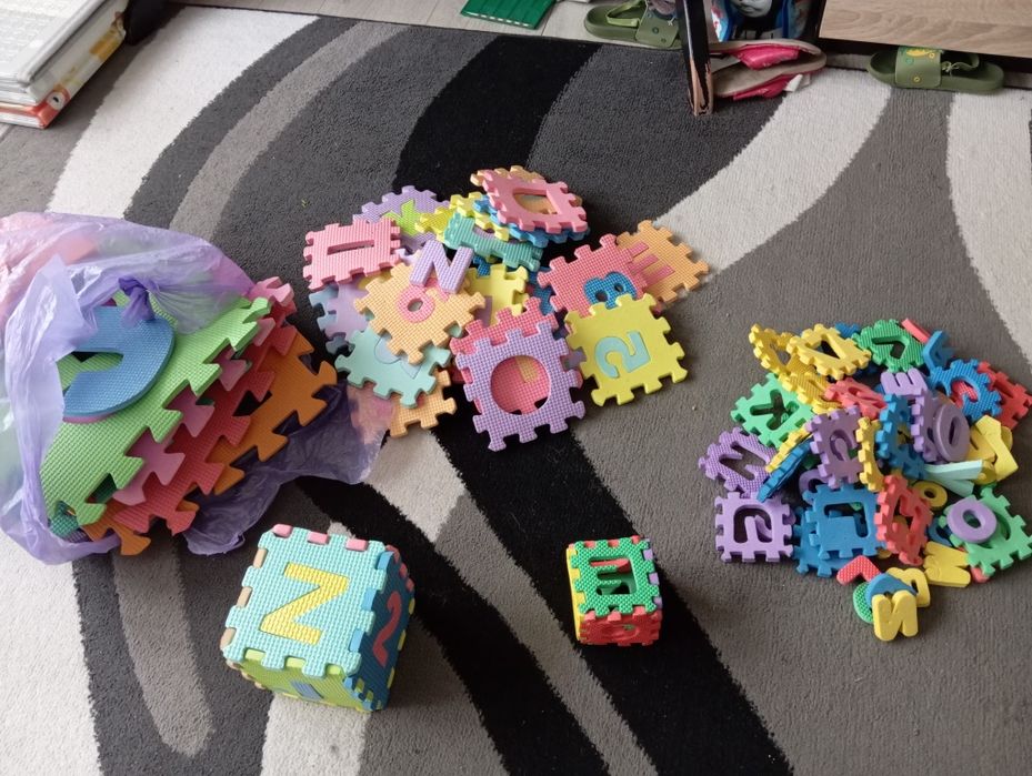 Puzzle piankowe różnej wielkości można ułożyć maty można ułożyć kostki