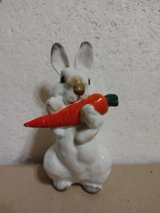 Статуэтка Заяц с морковкой ЛФЗ Фигурка фарфоровая СССР