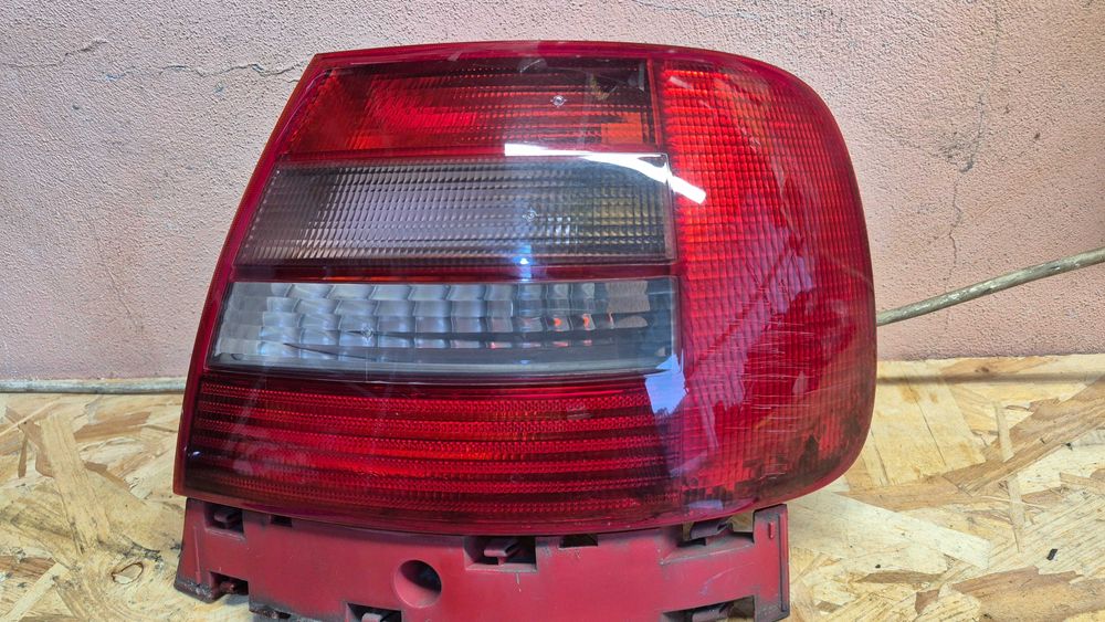 AUDI A4 B5 (8D)-Stop/Farolim DIREITO SEDAN/CARRO 1995 até 2000 *