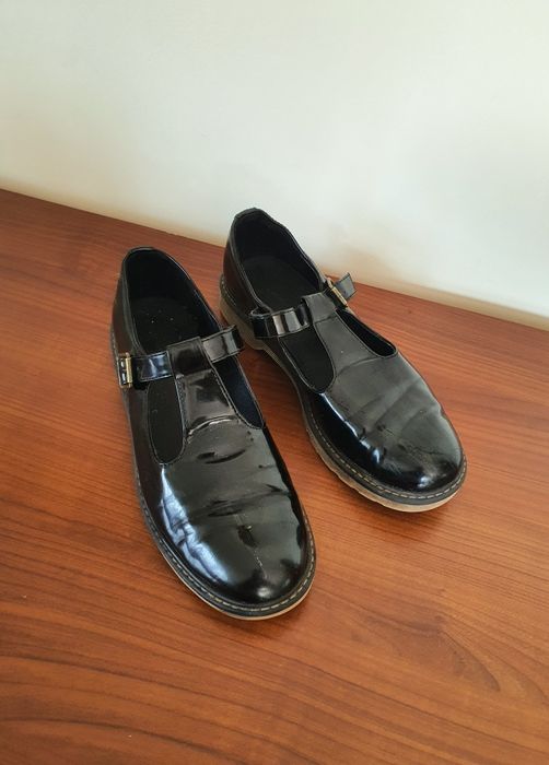 Czarne buty z zapięciami maryjane