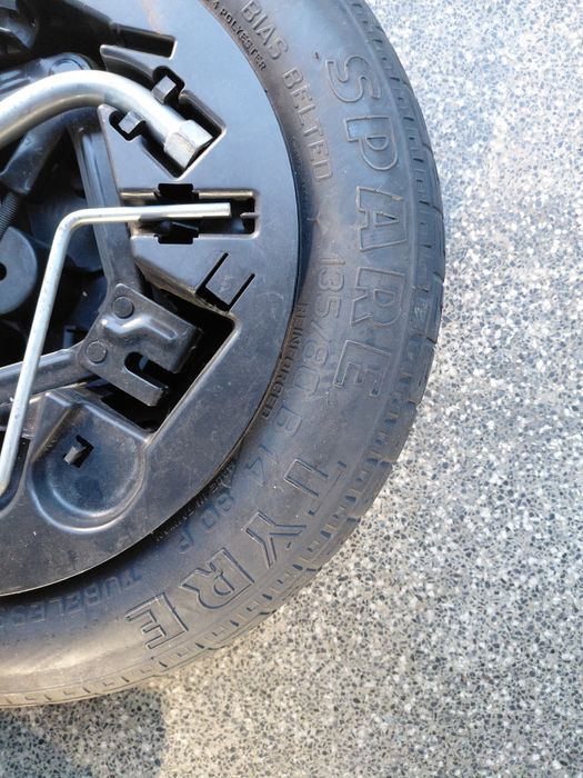 Pneu Pirelli de recurso, 135/80/14 e kit ferramentas
