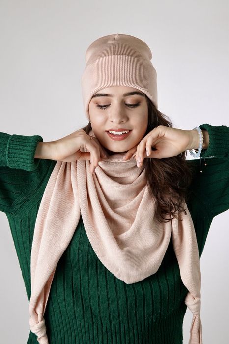 Однотонна подвійна шапка з відворотом, є багато кольорів