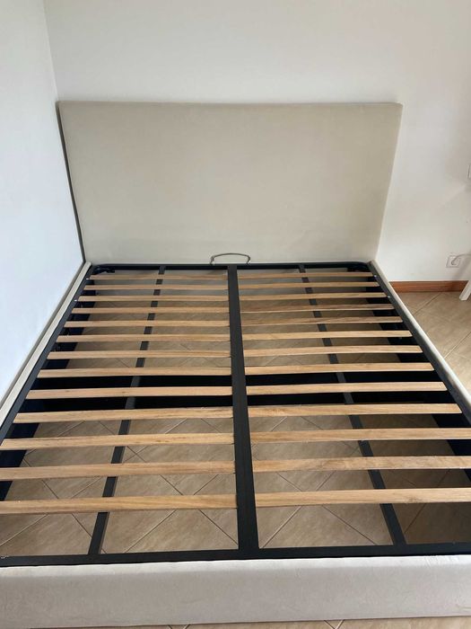 Estrutura cama com estrado e sistema elevatório
