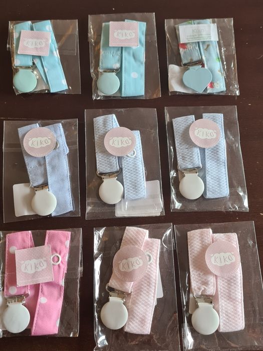 Acessórios para bebé. Sapatinhos, prende chupetas e babetes. NOVOS!