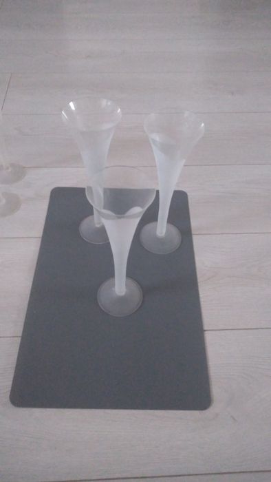 Sprzedam kieliszki do szampana