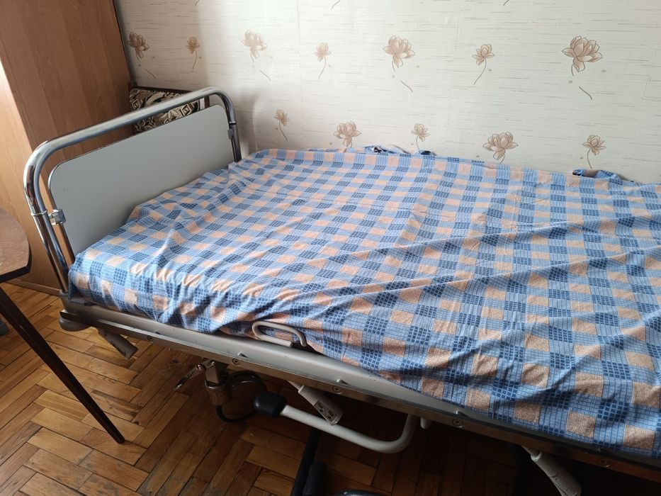 Кровать медицинская.