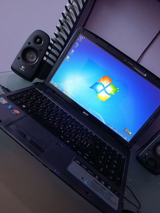 Ноутбук, столик, акустика