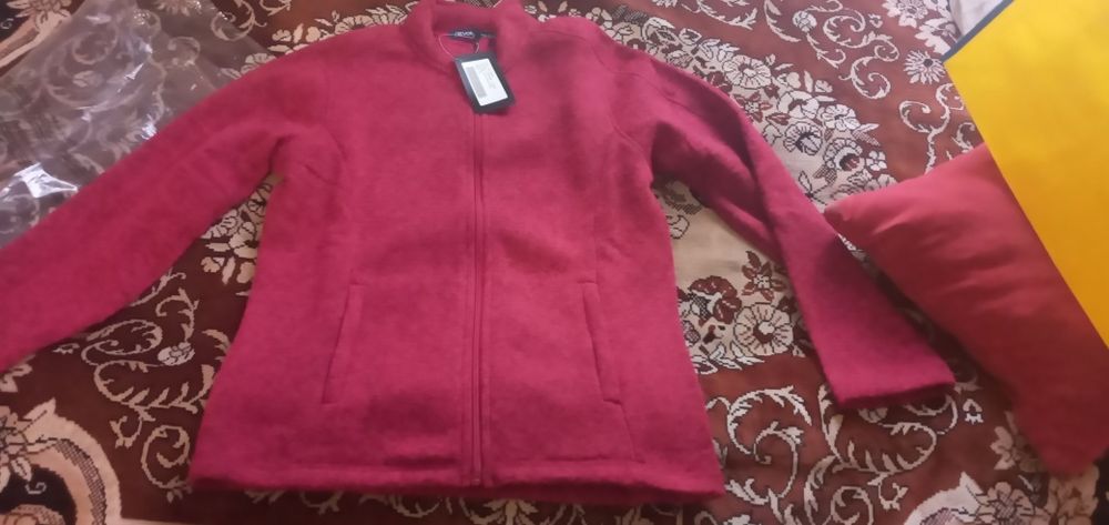 Красивая кофточка для девочки р. 150-160 см.