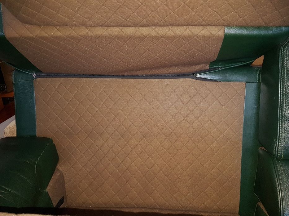 SOFÁ EM PELE (couro original), 1 unidade disponível, em ótimo estado.