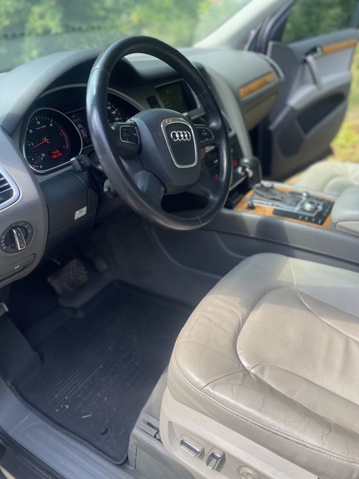 Власний сімейний автомобіль АУДІ Q 7