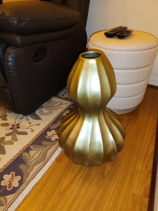 Jarrão dourado com flores artificiais