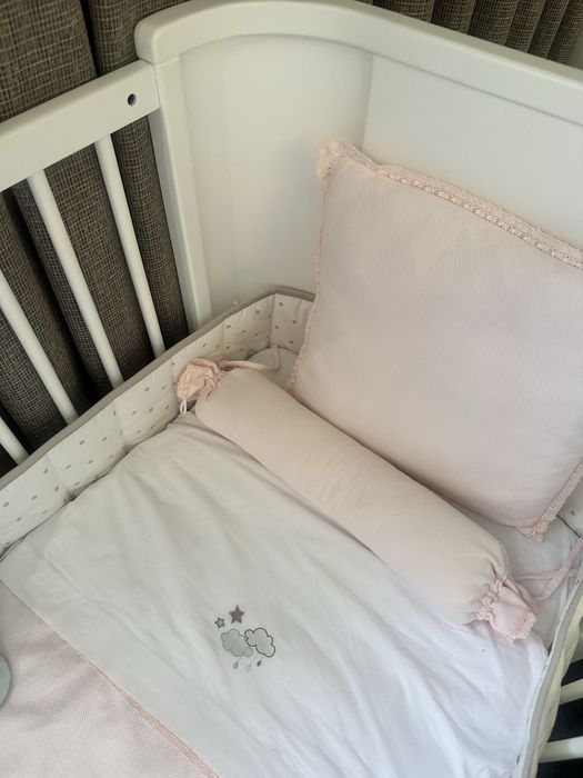 Cama de grades de bebe formato curvo