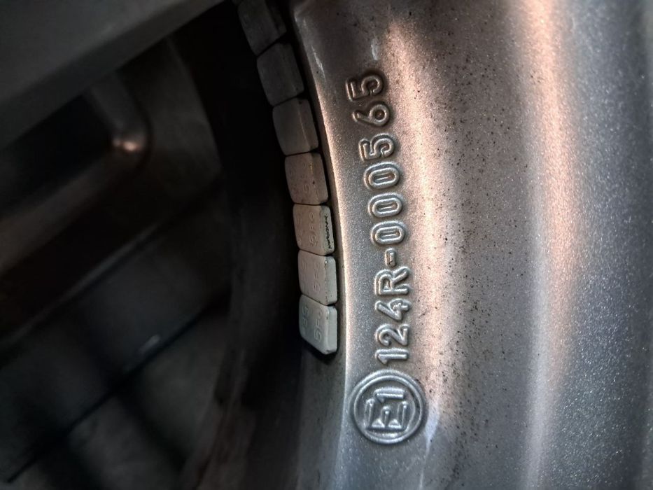 komplet 4 używanych kół aluminiowych z oponami.