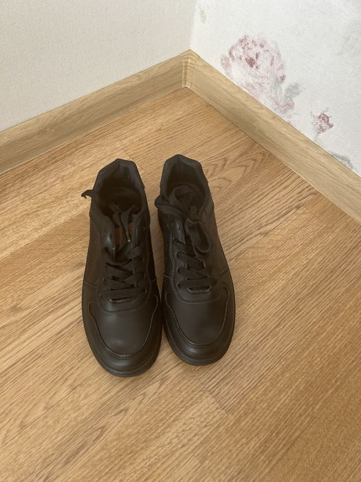 Кросівки жіночі