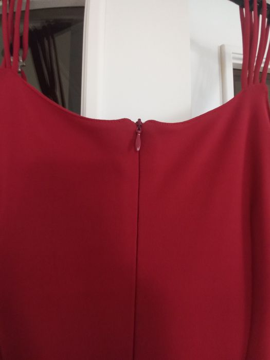 Vestido  bonito e elegante, 38 em bordeaux, com alcinhas, nos ombros e fecho atrás. Impecável