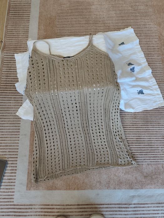 Bikinis bege com vestido de praia em renda