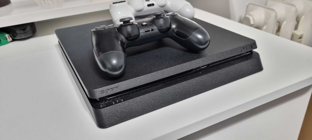 Konsola PlayStation 4 slim jak nowa 2 pady