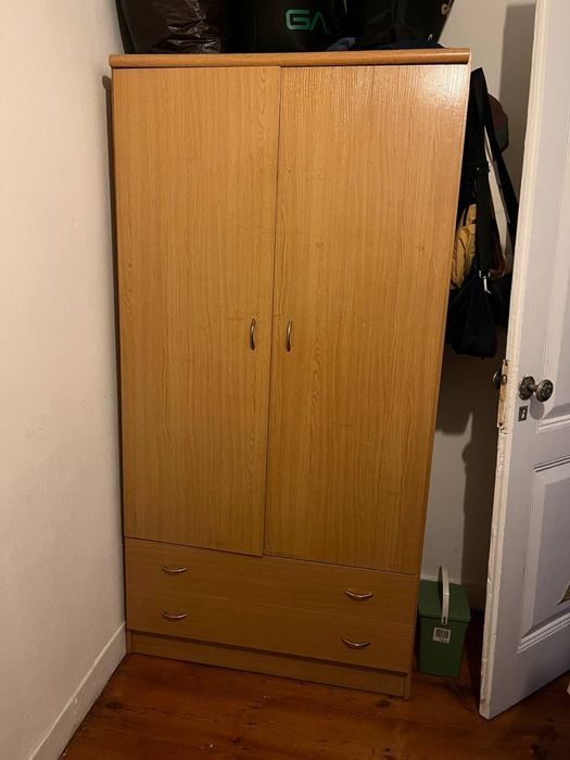 Guarda-roupa grande de madeira