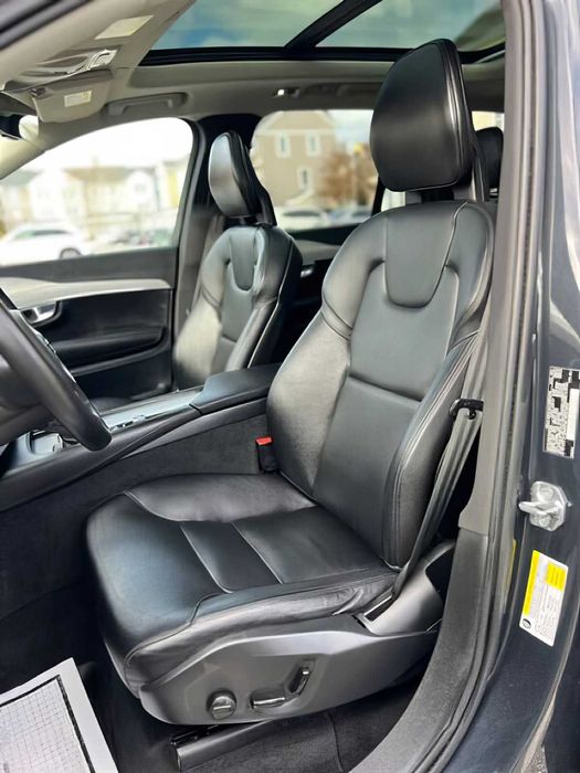 Volvo XC90      2021